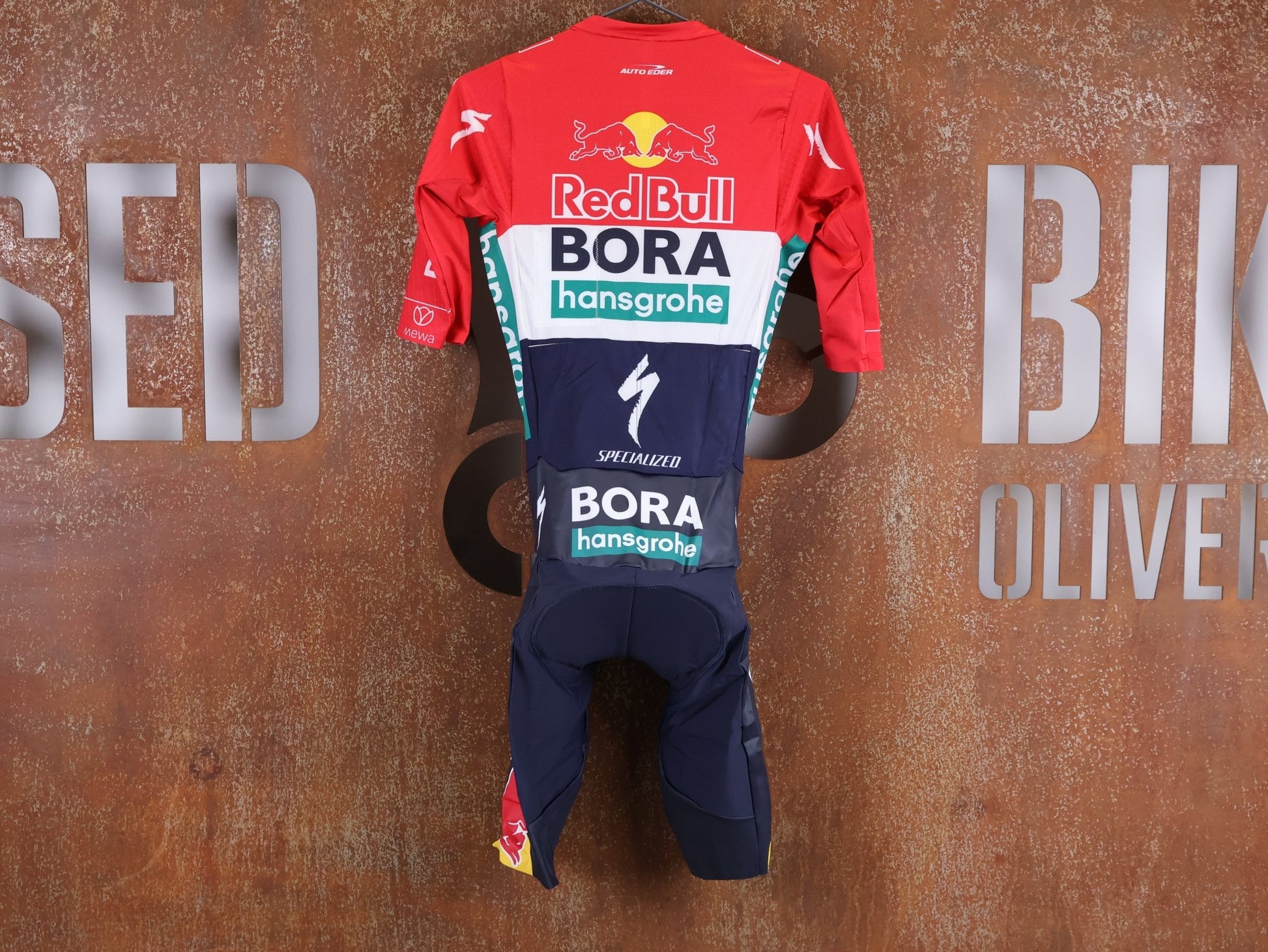 Anzug - BOH von Specialized, SPECIALIZED RED BULL - BORA HANSGROHE ROAD SKIN SUIT SS / NETHERLANDS CHAMPION vor USEDBIKES - OB.DE Hintergrund