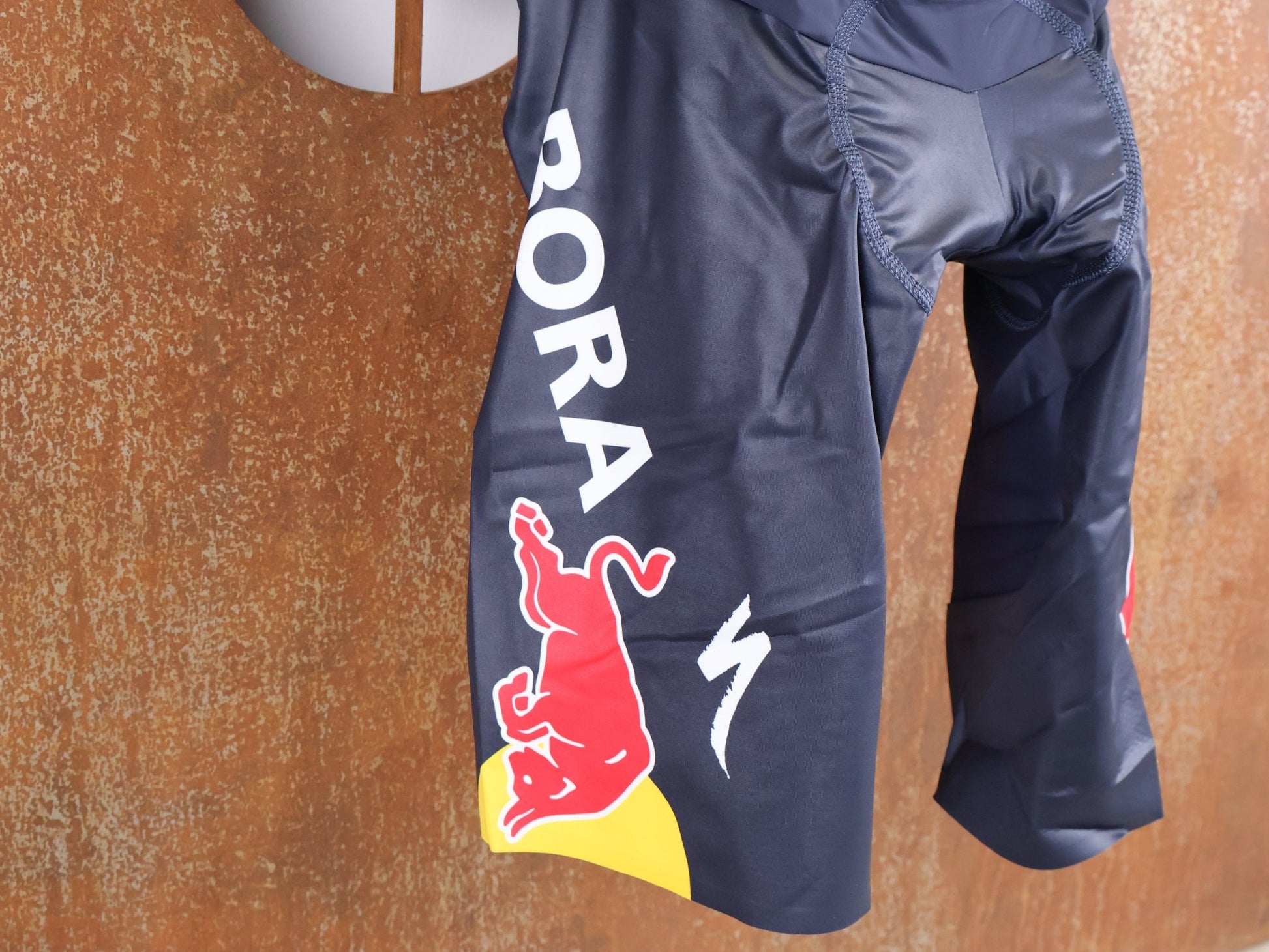 Anzug - BOH von Specialized, SPECIALIZED RED BULL - BORA HANSGROHE ROAD SKIN SUIT SS / NETHERLANDS CHAMPION vor USEDBIKES - OB.DE Hintergrund