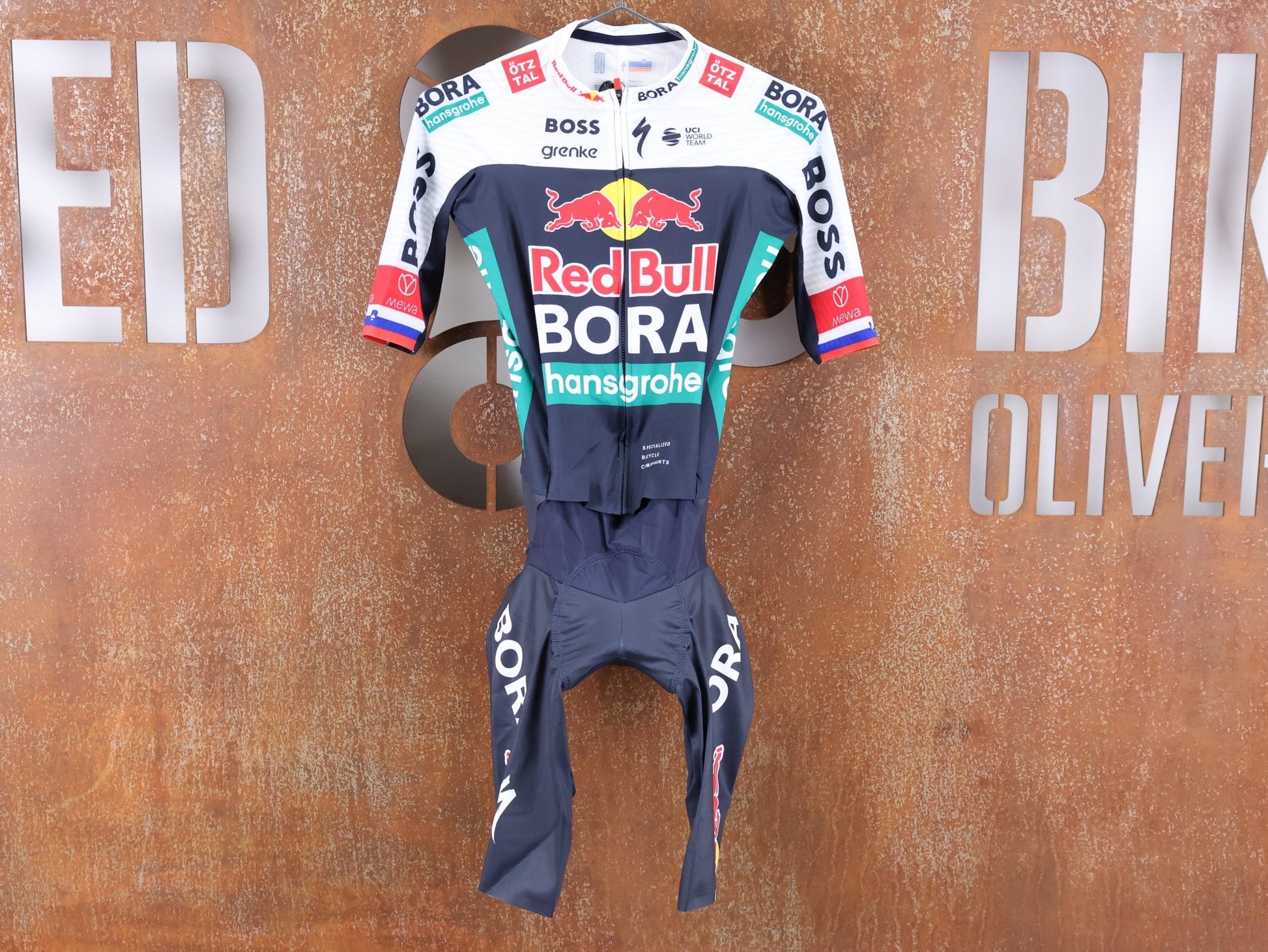 Anzug - BOH von Specialized, SPECIALIZED RED BULL - BORA HANSGROHE ROAD SKIN SUIT SS ROGLIČ / EINTEILER KURZ vor USEDBIKES - OB.DE Hintergrund