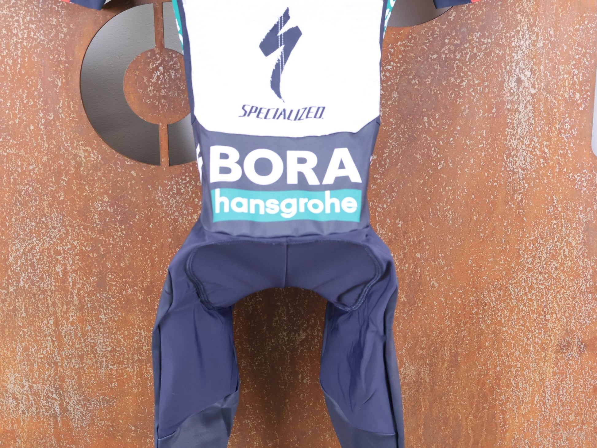 Anzug - BOH von Specialized, SPECIALIZED RED BULL - BORA HANSGROHE ROAD SKIN SUIT SS ROGLIČ / EINTEILER KURZ vor USEDBIKES - OB.DE Hintergrund