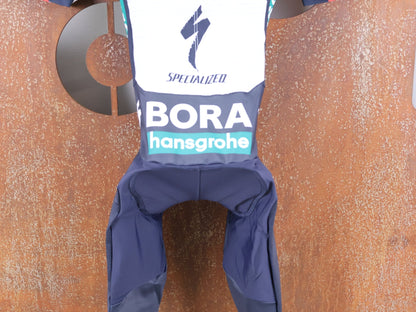 Anzug - BOH von Specialized, SPECIALIZED RED BULL - BORA HANSGROHE ROAD SKIN SUIT SS ROGLIČ / EINTEILER KURZ vor USEDBIKES - OB.DE Hintergrund