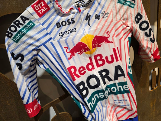 Anzug - BOH von Specialized, SPECIALIZED RED BULL - BORA HANSGROHE ROAD SKIN SUIT TDF / EINTEILER vor USEDBIKES - OB.DE Hintergrund