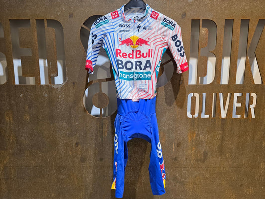 Anzug - BOH von Specialized, SPECIALIZED RED BULL - BORA HANSGROHE ROAD SKIN SUIT TDF / EINTEILER vor USEDBIKES - OB.DE Hintergrund