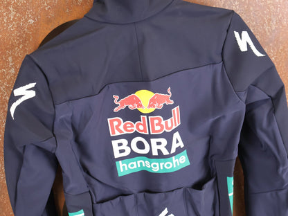 Langarm Trikot - BOH von Specialized, SPECIALIZED RED BULL - BORA HANSGROHE SOFTSHELL JACKET / WINTERJACKE vor USEDBIKES - OB.DE Hintergrund