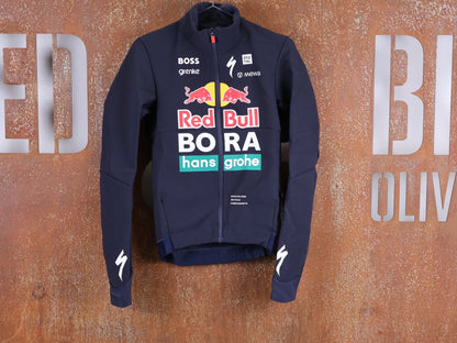 Langarm Trikot - BOH von Specialized, SPECIALIZED RED BULL - BORA HANSGROHE SOFTSHELL JACKET / WINTERJACKE vor USEDBIKES - OB.DE Hintergrund