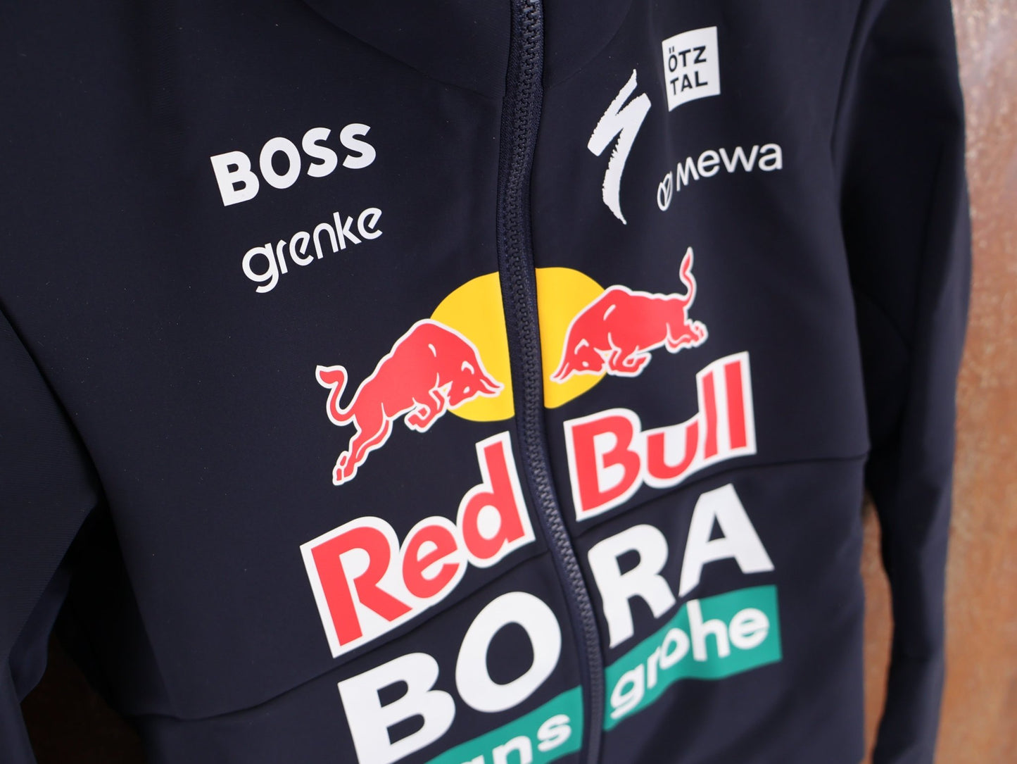 Langarm Trikot - BOH von Specialized, SPECIALIZED RED BULL - BORA HANSGROHE SOFTSHELL JACKET / WINTERJACKE vor USEDBIKES - OB.DE Hintergrund