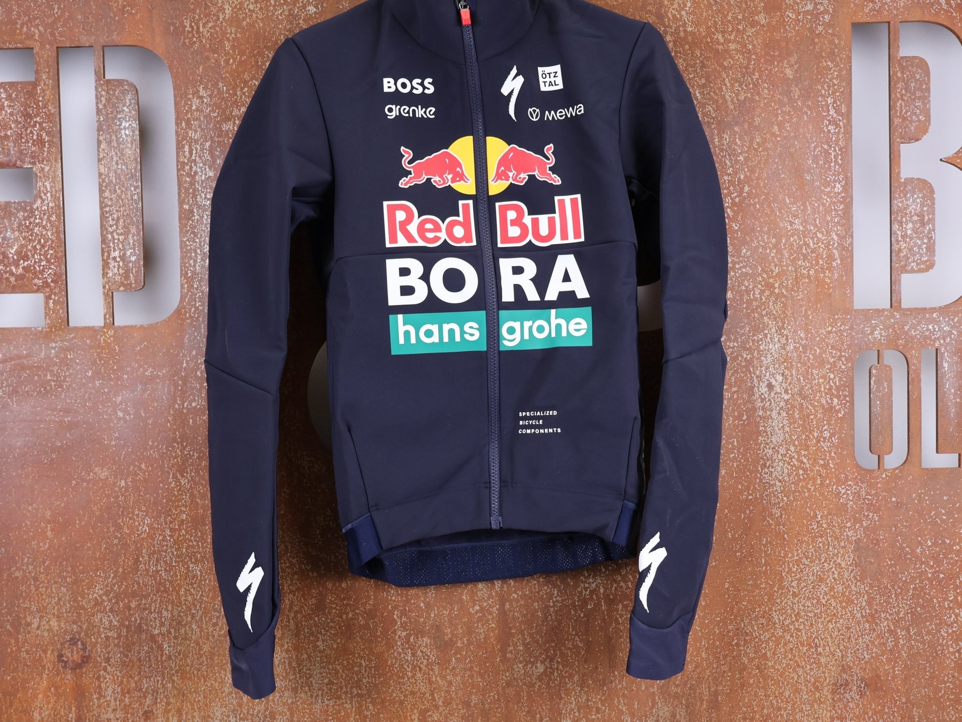 Langarm Trikot - BOH von Specialized, SPECIALIZED RED BULL - BORA HANSGROHE SOFTSHELL JACKET / WINTERJACKE vor USEDBIKES - OB.DE Hintergrund