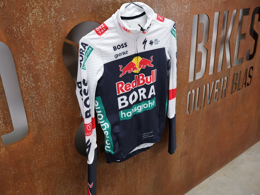 Langarm Trikot - BOH von Specialized, SPECIALIZED RED BULL - BORA HANSGROHE THERMAL JERSEY LS / LANGARM TRIKOT vor USEDBIKES - OB.DE Hintergrund