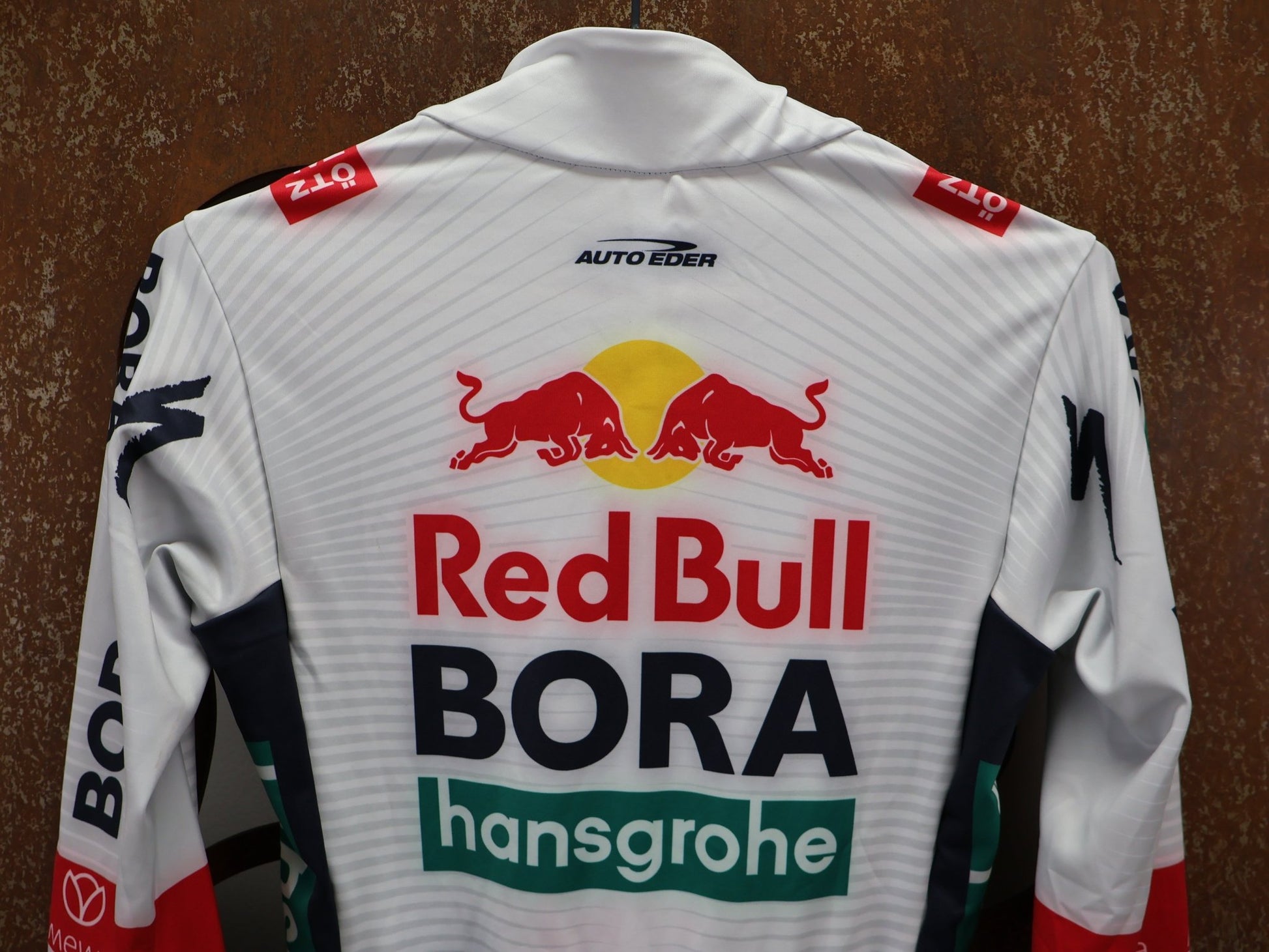 Langarm Trikot - BOH von Specialized, SPECIALIZED RED BULL - BORA HANSGROHE THERMAL JERSEY LS / LANGARM TRIKOT vor USEDBIKES - OB.DE Hintergrund