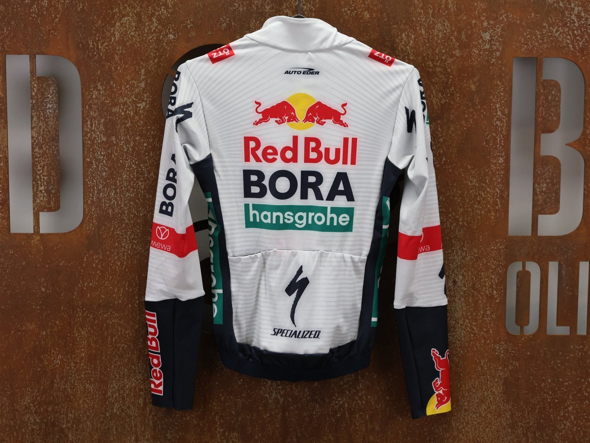 Langarm Trikot - BOH von Specialized, SPECIALIZED RED BULL - BORA HANSGROHE THERMAL JERSEY LS / LANGARM TRIKOT vor USEDBIKES - OB.DE Hintergrund