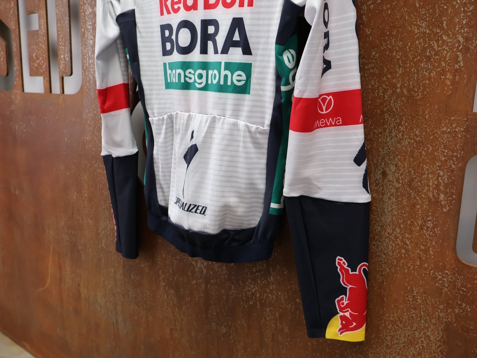 Langarm Trikot - BOH von Specialized, SPECIALIZED RED BULL - BORA HANSGROHE THERMAL JERSEY LS / LANGARM TRIKOT vor USEDBIKES - OB.DE Hintergrund