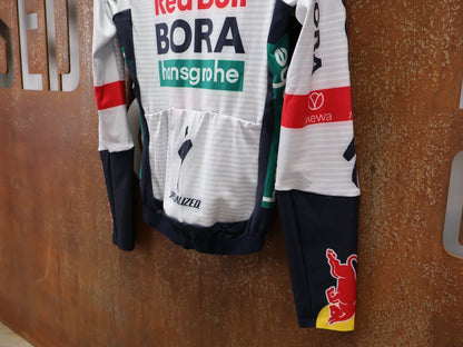 Langarm Trikot - BOH von Specialized, SPECIALIZED RED BULL - BORA HANSGROHE THERMAL JERSEY LS / LANGARM TRIKOT vor USEDBIKES - OB.DE Hintergrund