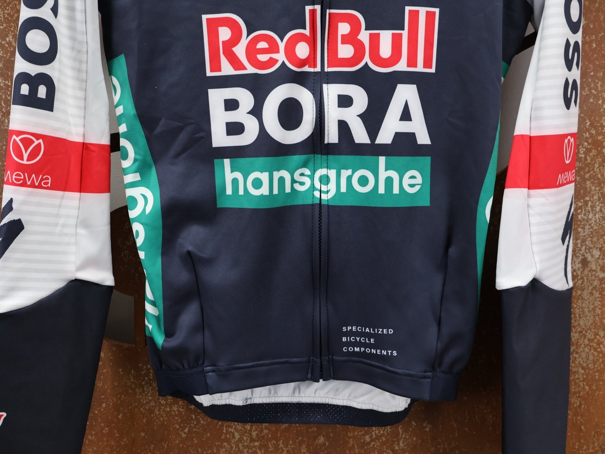 Langarm Trikot - BOH von Specialized, SPECIALIZED RED BULL - BORA HANSGROHE THERMAL JERSEY LS / LANGARM TRIKOT vor USEDBIKES - OB.DE Hintergrund