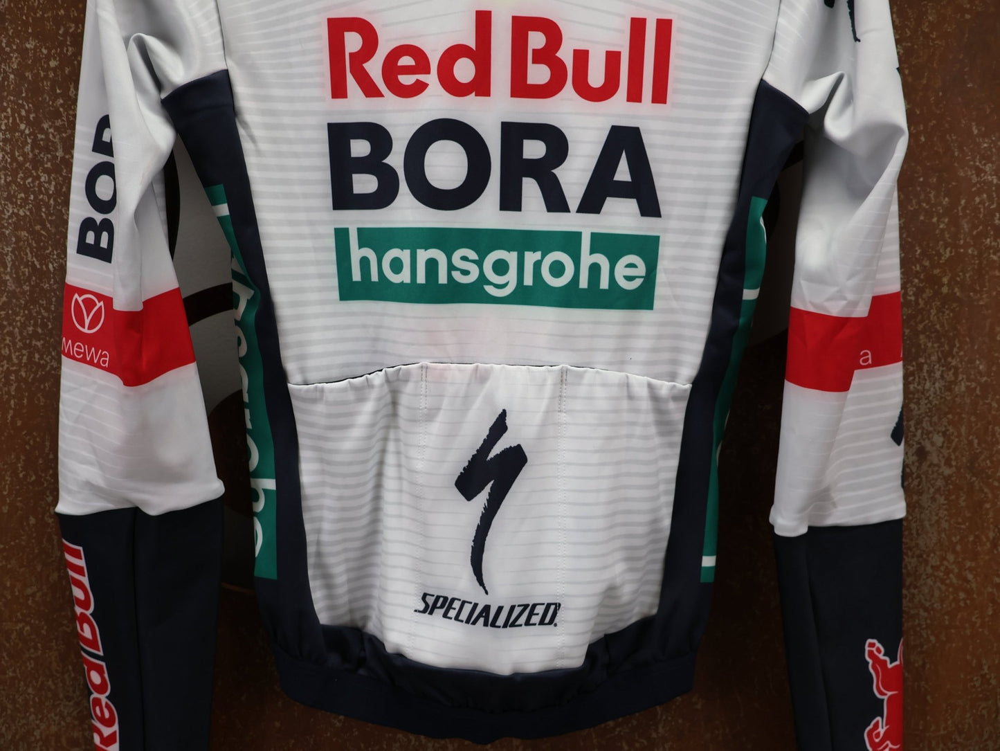Langarm Trikot - BOH von Specialized, SPECIALIZED RED BULL - BORA HANSGROHE THERMAL JERSEY LS / LANGARM TRIKOT vor USEDBIKES - OB.DE Hintergrund