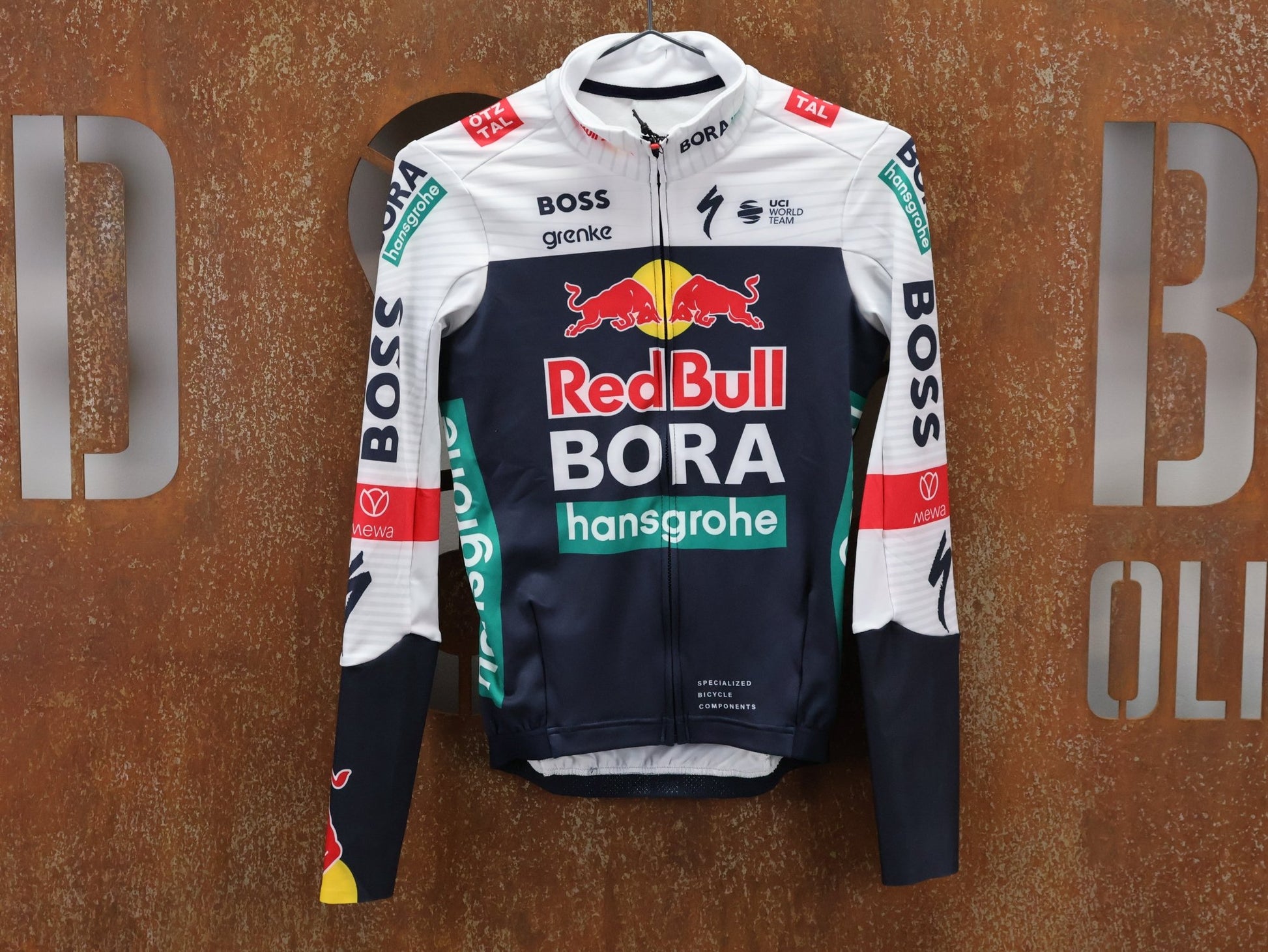 Langarm Trikot - BOH von Specialized, SPECIALIZED RED BULL - BORA HANSGROHE THERMAL JERSEY LS / LANGARM TRIKOT vor USEDBIKES - OB.DE Hintergrund
