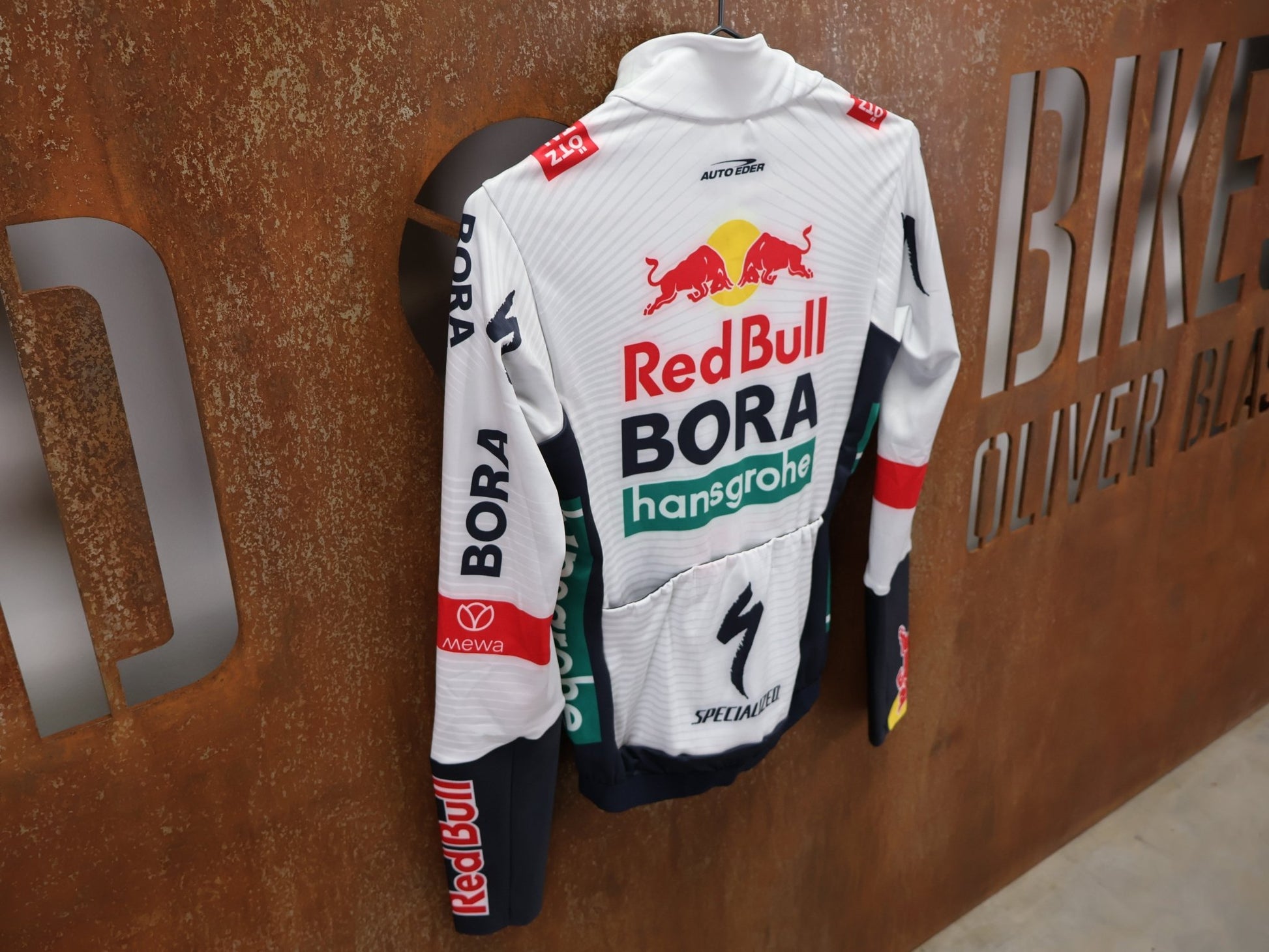 Langarm Trikot - BOH von Specialized, SPECIALIZED RED BULL - BORA HANSGROHE THERMAL JERSEY LS / LANGARM TRIKOT vor USEDBIKES - OB.DE Hintergrund