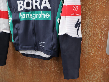 Langarm Trikot - BOH von Specialized, SPECIALIZED RED BULL - BORA HANSGROHE THERMAL JERSEY LS / LANGARM TRIKOT vor USEDBIKES - OB.DE Hintergrund