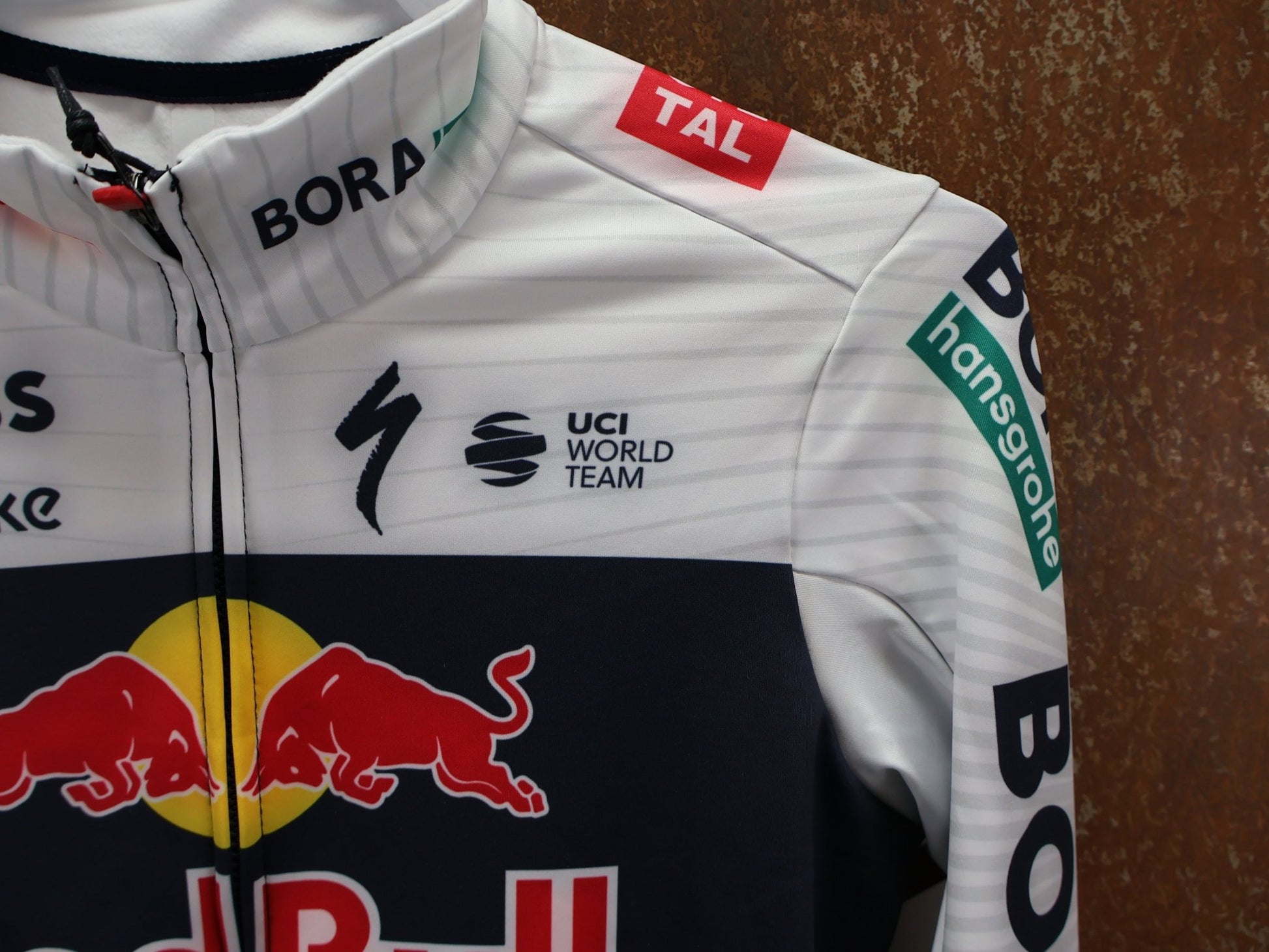 Langarm Trikot - BOH von Specialized, SPECIALIZED RED BULL - BORA HANSGROHE THERMAL JERSEY LS / LANGARM TRIKOT vor USEDBIKES - OB.DE Hintergrund