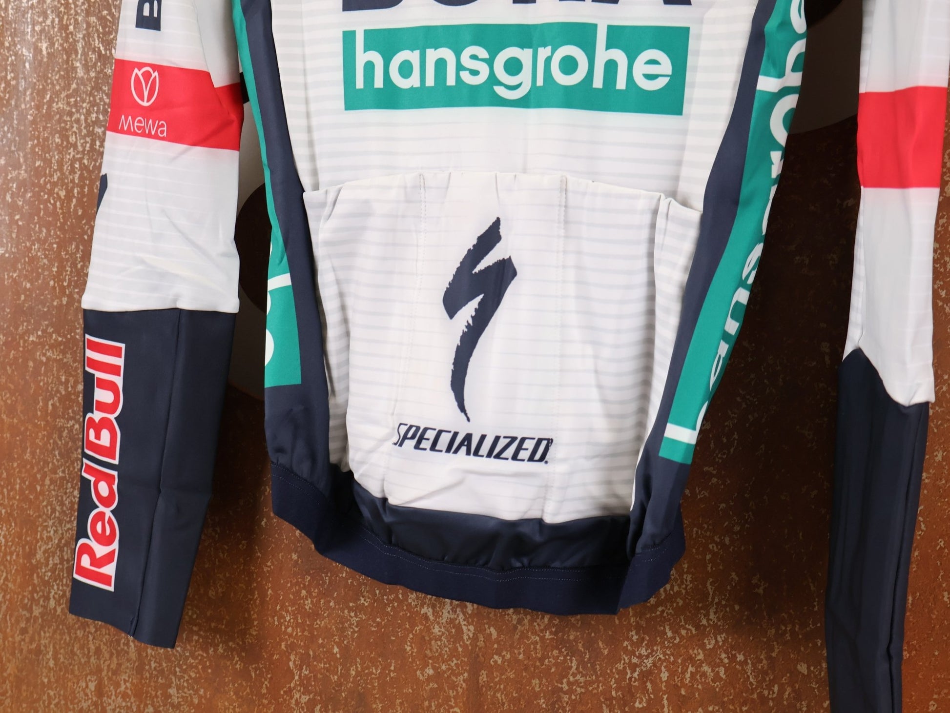 Langarm Trikot - BOH von Specialized, SPECIALIZED RED BULL - BORA HANSGROHE THERMAL JERSEY LS / LANGARM TRIKOT U23 vor USEDBIKES - OB.DE Hintergrund