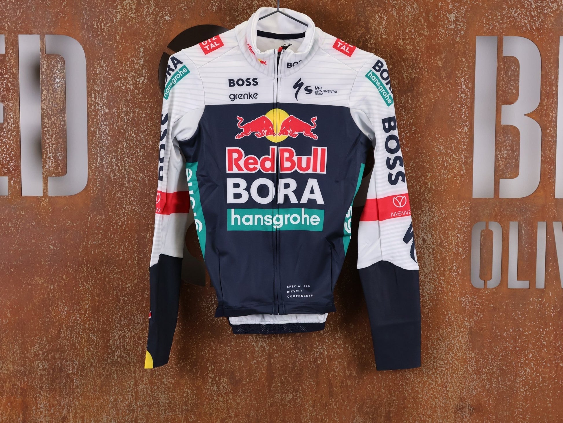 Langarm Trikot - BOH von Specialized, SPECIALIZED RED BULL - BORA HANSGROHE THERMAL JERSEY LS / LANGARM TRIKOT U23 vor USEDBIKES - OB.DE Hintergrund