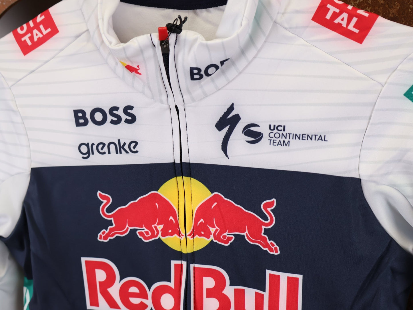 Langarm Trikot - BOH von Specialized, SPECIALIZED RED BULL - BORA HANSGROHE THERMAL JERSEY LS / LANGARM TRIKOT U23 vor USEDBIKES - OB.DE Hintergrund
