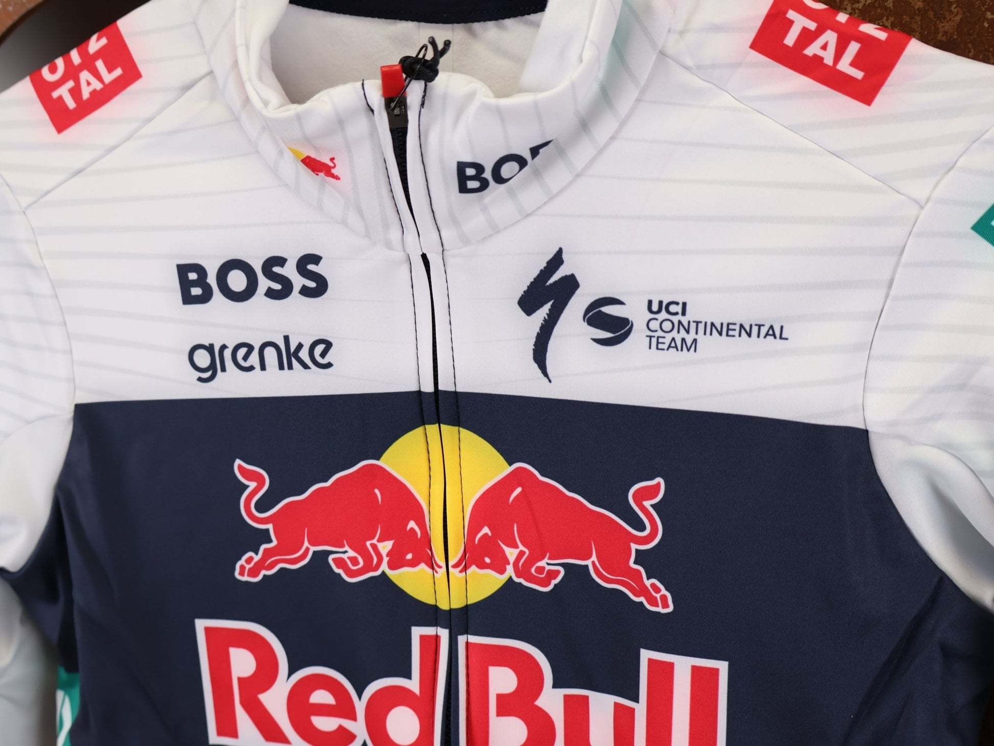 Langarm Trikot - BOH von Specialized, SPECIALIZED RED BULL - BORA HANSGROHE THERMAL JERSEY LS / LANGARM TRIKOT U23 vor USEDBIKES - OB.DE Hintergrund