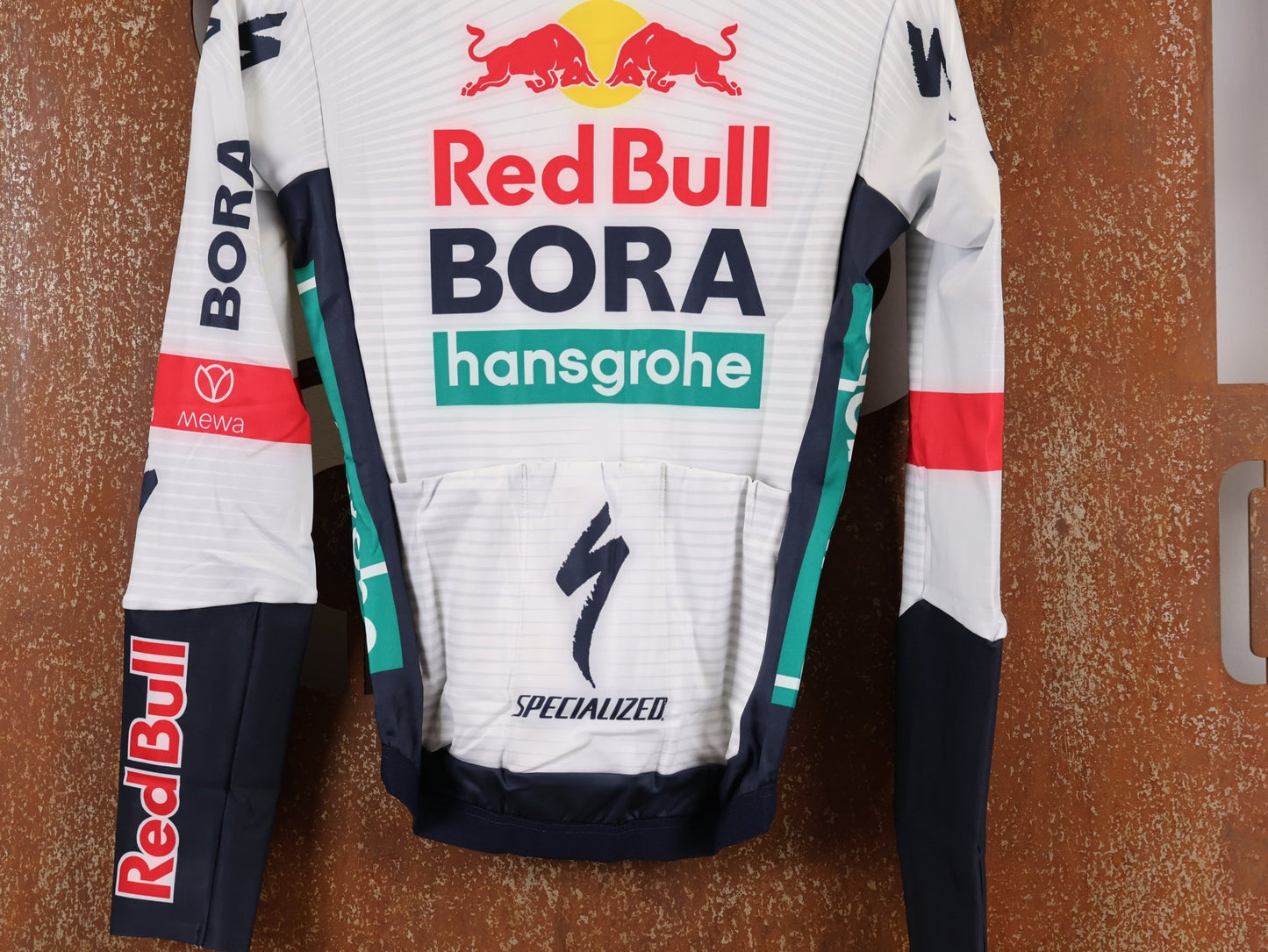 Langarm Trikot - BOH von Specialized, SPECIALIZED RED BULL - BORA HANSGROHE THERMAL JERSEY LS / LANGARM TRIKOT U23 vor USEDBIKES - OB.DE Hintergrund