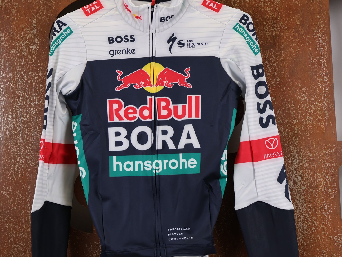 Langarm Trikot - BOH von Specialized, SPECIALIZED RED BULL - BORA HANSGROHE THERMAL JERSEY LS / LANGARM TRIKOT U23 vor USEDBIKES - OB.DE Hintergrund