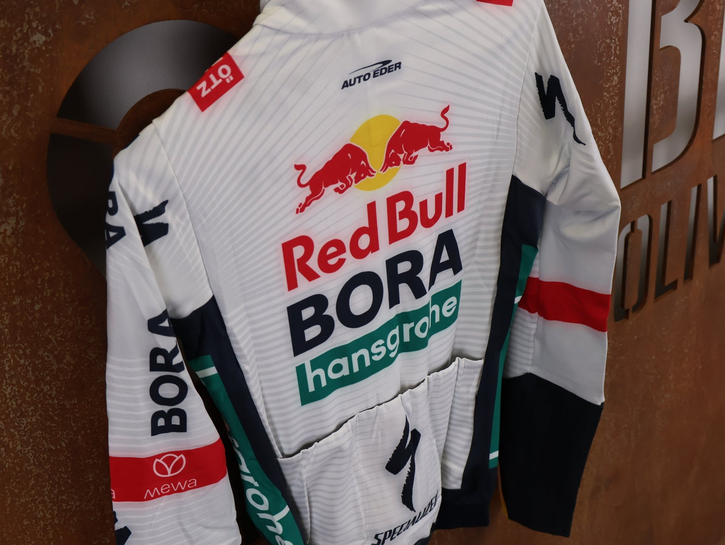 Langarm Trikot - BOH von Specialized, SPECIALIZED RED BULL - BORA HANSGROHE THERMAL JERSEY LS / LANGARM TRIKOT U23 vor USEDBIKES - OB.DE Hintergrund