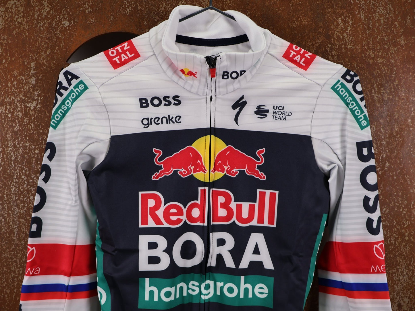 Langarm Trikot - BOH von Specialized, SPECIALIZED RED BULL - BORA HANSGROHE THERMAL JERSEY LS ROGLIČ / LANGARM TRIKOT vor USEDBIKES - OB.DE Hintergrund