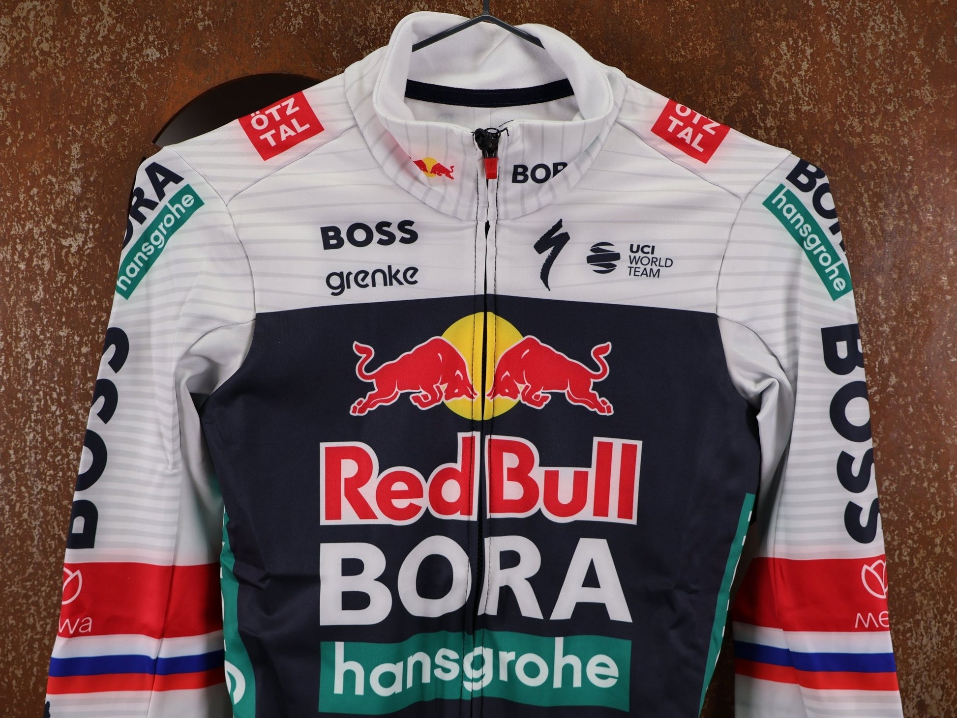 Langarm Trikot - BOH von Specialized, SPECIALIZED RED BULL - BORA HANSGROHE THERMAL JERSEY LS ROGLIČ / LANGARM TRIKOT vor USEDBIKES - OB.DE Hintergrund