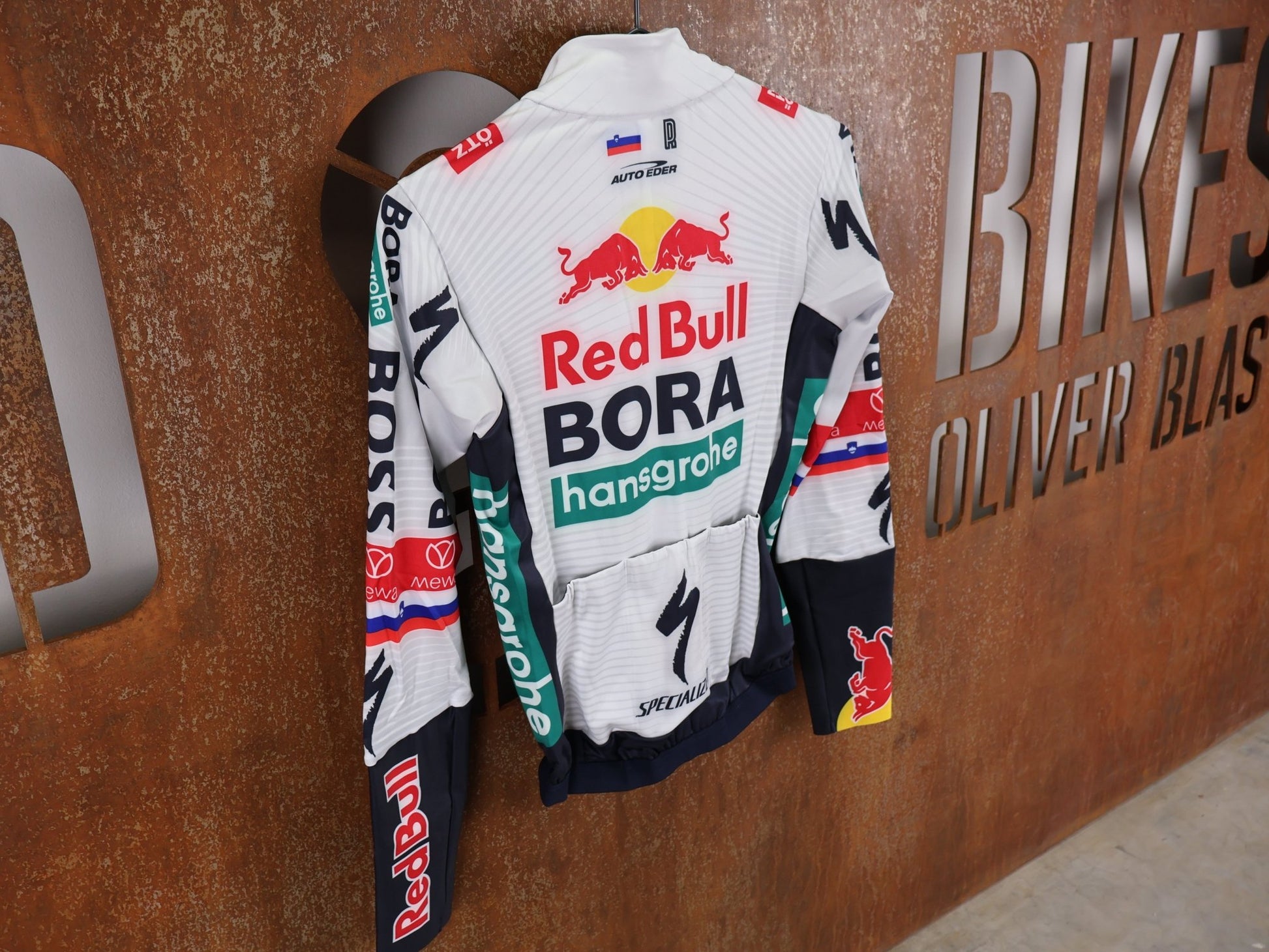 Langarm Trikot - BOH von Specialized, SPECIALIZED RED BULL - BORA HANSGROHE THERMAL JERSEY LS ROGLIČ / LANGARM TRIKOT vor USEDBIKES - OB.DE Hintergrund
