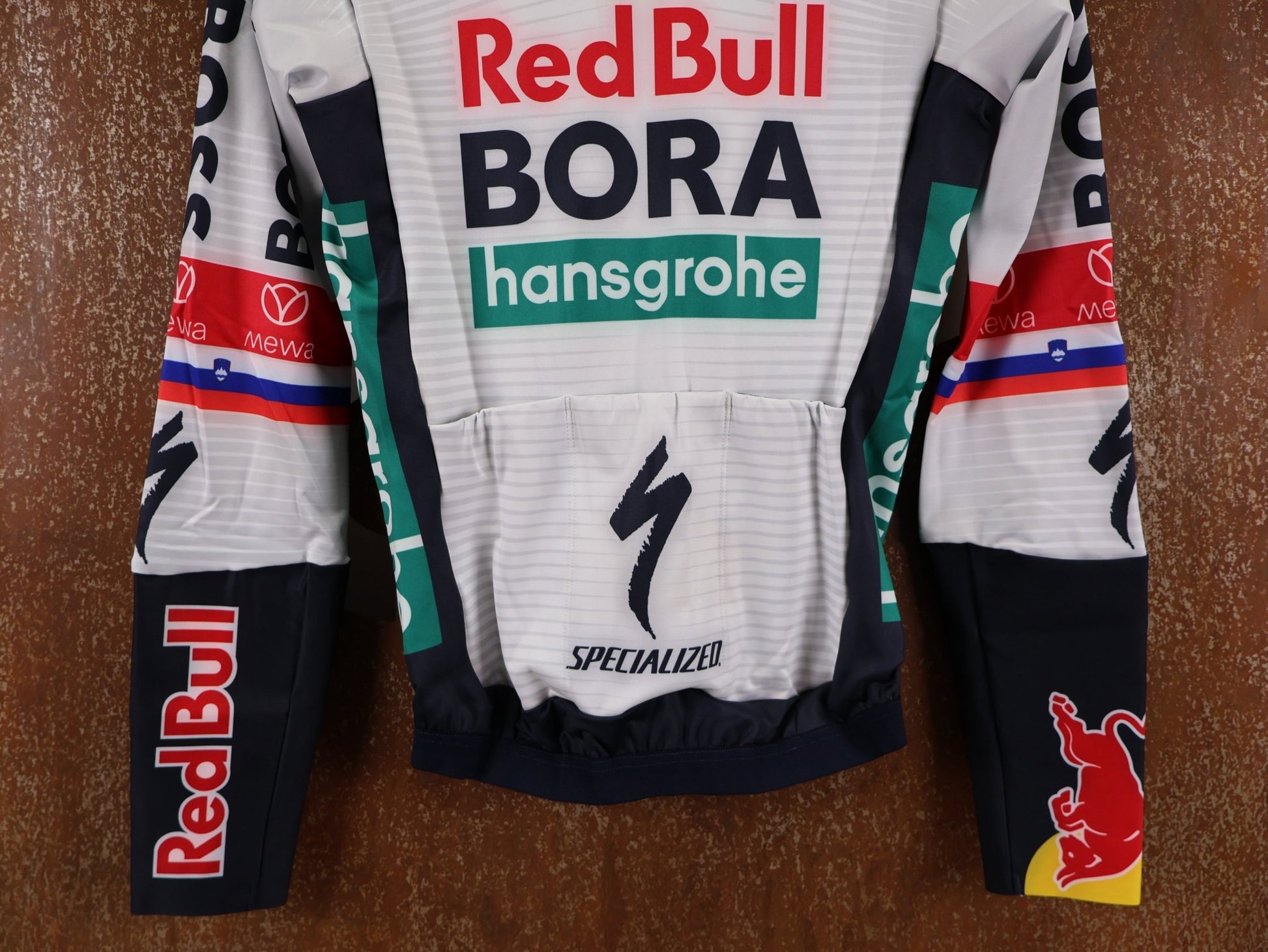 Langarm Trikot - BOH von Specialized, SPECIALIZED RED BULL - BORA HANSGROHE THERMAL JERSEY LS ROGLIČ / LANGARM TRIKOT vor USEDBIKES - OB.DE Hintergrund