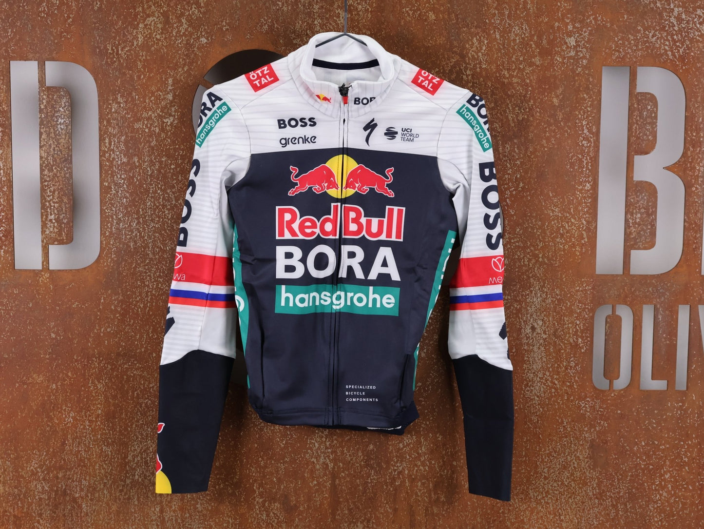 Langarm Trikot - BOH von Specialized, SPECIALIZED RED BULL - BORA HANSGROHE THERMAL JERSEY LS ROGLIČ / LANGARM TRIKOT vor USEDBIKES - OB.DE Hintergrund