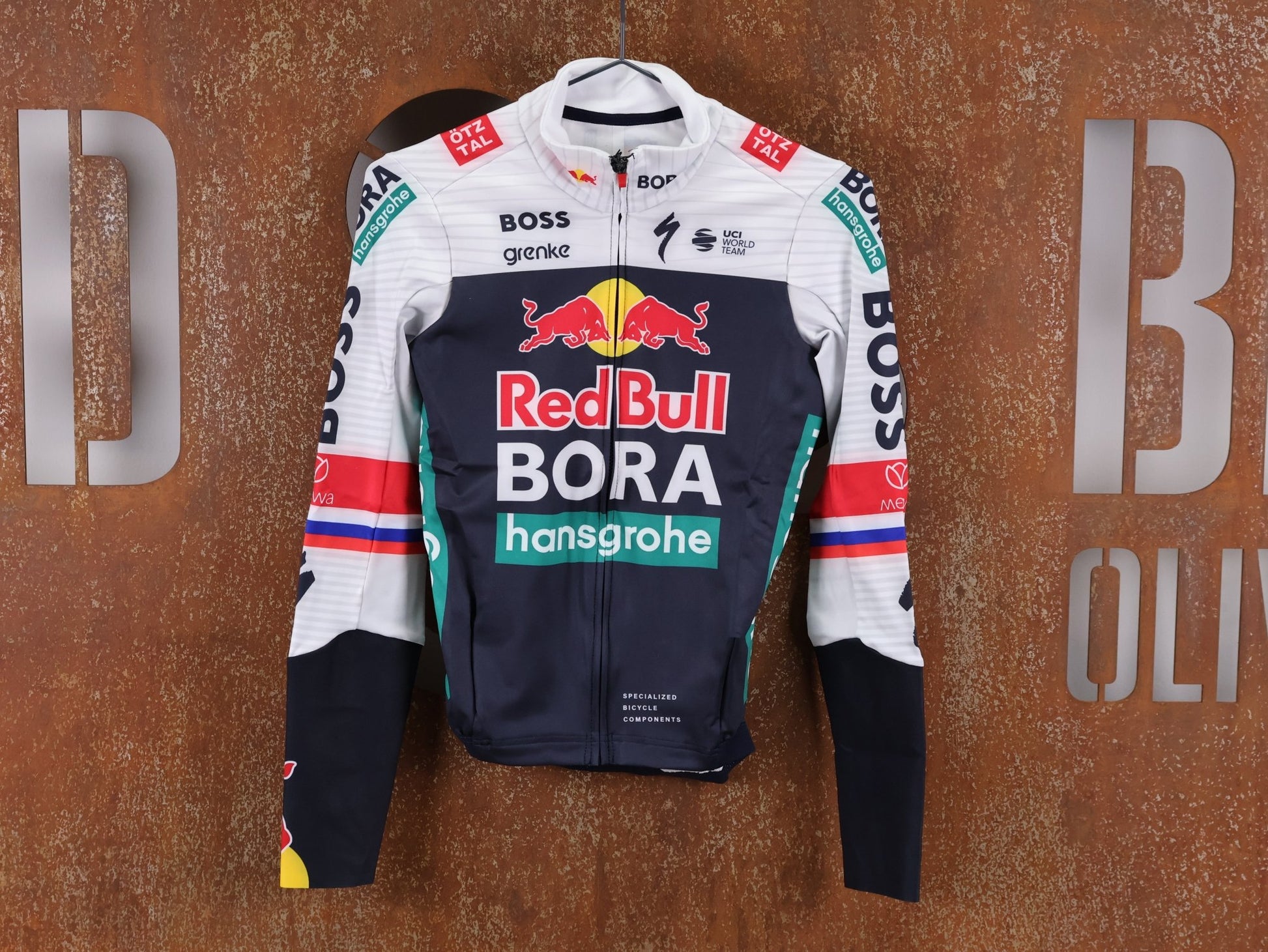Langarm Trikot - BOH von Specialized, SPECIALIZED RED BULL - BORA HANSGROHE THERMAL JERSEY LS ROGLIČ / LANGARM TRIKOT vor USEDBIKES - OB.DE Hintergrund