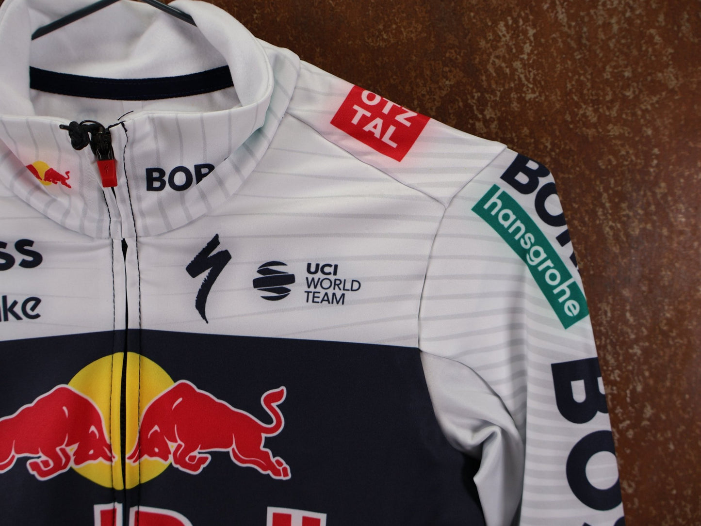 Langarm Trikot - BOH von Specialized, SPECIALIZED RED BULL - BORA HANSGROHE THERMAL JERSEY LS ROGLIČ / LANGARM TRIKOT vor USEDBIKES - OB.DE Hintergrund