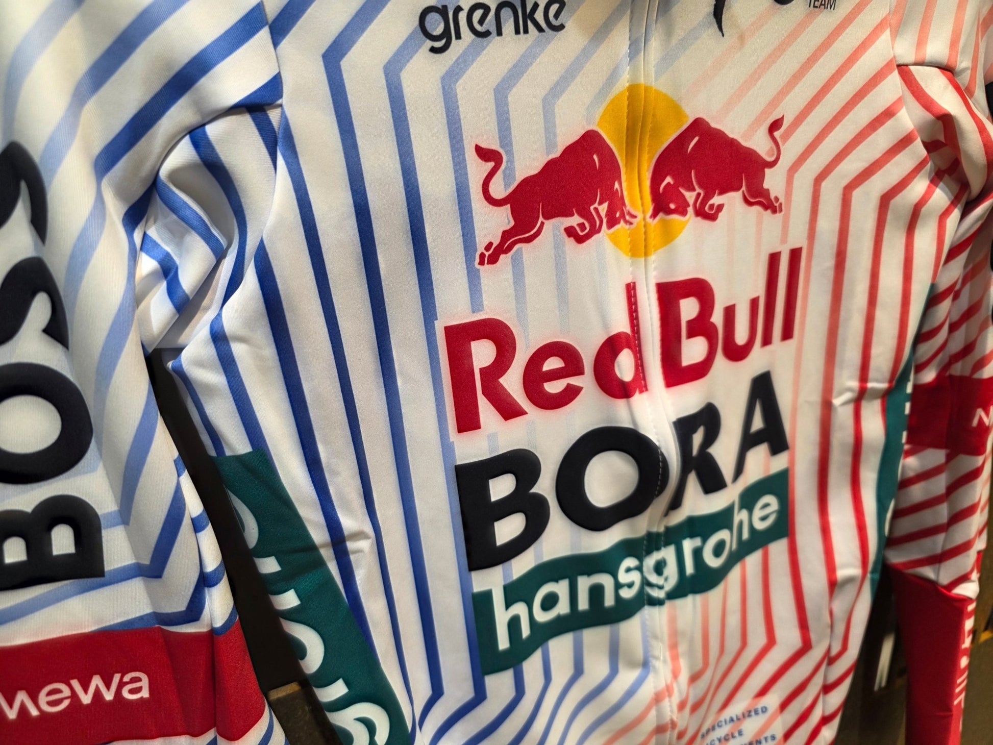 Langarm Trikot - BOH von Specialized, SPECIALIZED RED BULL - BORA HANSGROHE THERMAL JERSEY LS TDF / LANGARM TRIKOT vor USEDBIKES - OB.DE Hintergrund