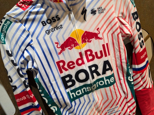 Langarm Trikot - BOH von Specialized, SPECIALIZED RED BULL - BORA HANSGROHE THERMAL JERSEY LS TDF / ROGLIC vor USEDBIKES - OB.DE Hintergrund