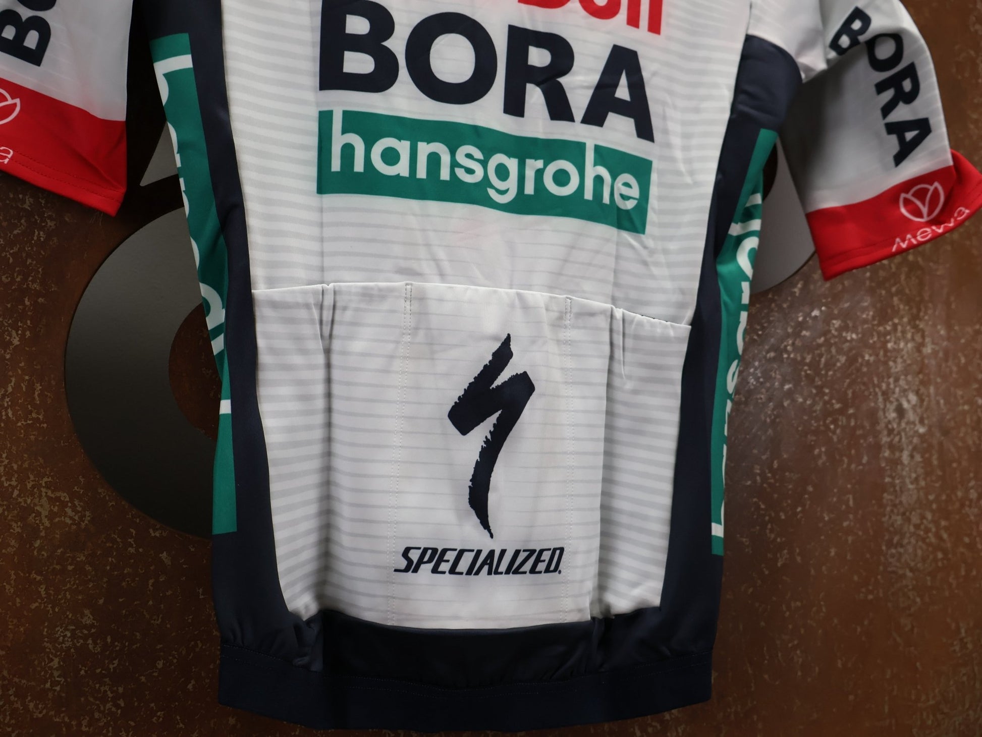 Langarm Trikot - BOH von Specialized, SPECIALIZED RED BULL - BORA HANSGROHE THERMAL JERSEY SS / KURZARM TRIKOT vor USEDBIKES - OB.DE Hintergrund