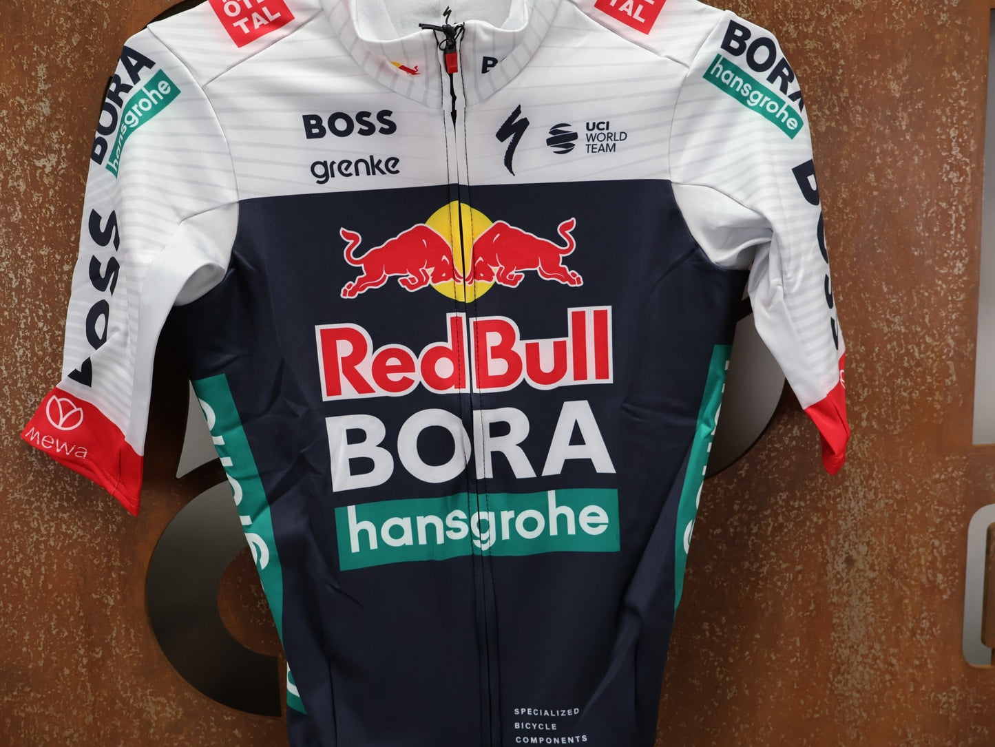 Langarm Trikot - BOH von Specialized, SPECIALIZED RED BULL - BORA HANSGROHE THERMAL JERSEY SS / KURZARM TRIKOT vor USEDBIKES - OB.DE Hintergrund