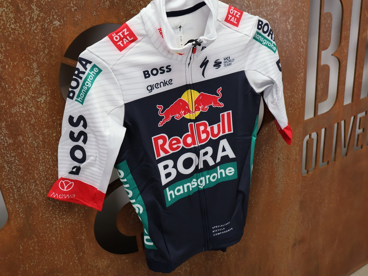 Langarm Trikot - BOH von Specialized, SPECIALIZED RED BULL - BORA HANSGROHE THERMAL JERSEY SS / KURZARM TRIKOT vor USEDBIKES - OB.DE Hintergrund