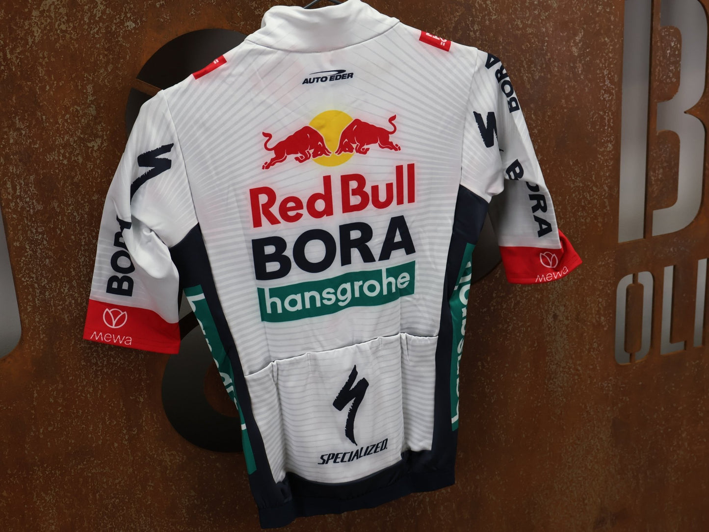 Langarm Trikot - BOH von Specialized, SPECIALIZED RED BULL - BORA HANSGROHE THERMAL JERSEY SS / KURZARM TRIKOT vor USEDBIKES - OB.DE Hintergrund