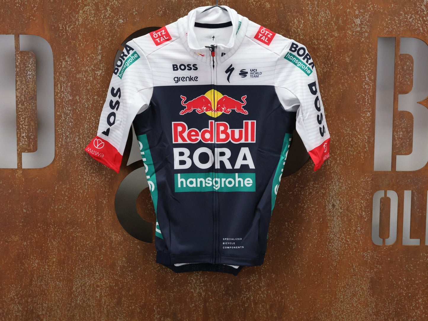 Langarm Trikot - BOH von Specialized, SPECIALIZED RED BULL - BORA HANSGROHE THERMAL JERSEY SS / KURZARM TRIKOT vor USEDBIKES - OB.DE Hintergrund