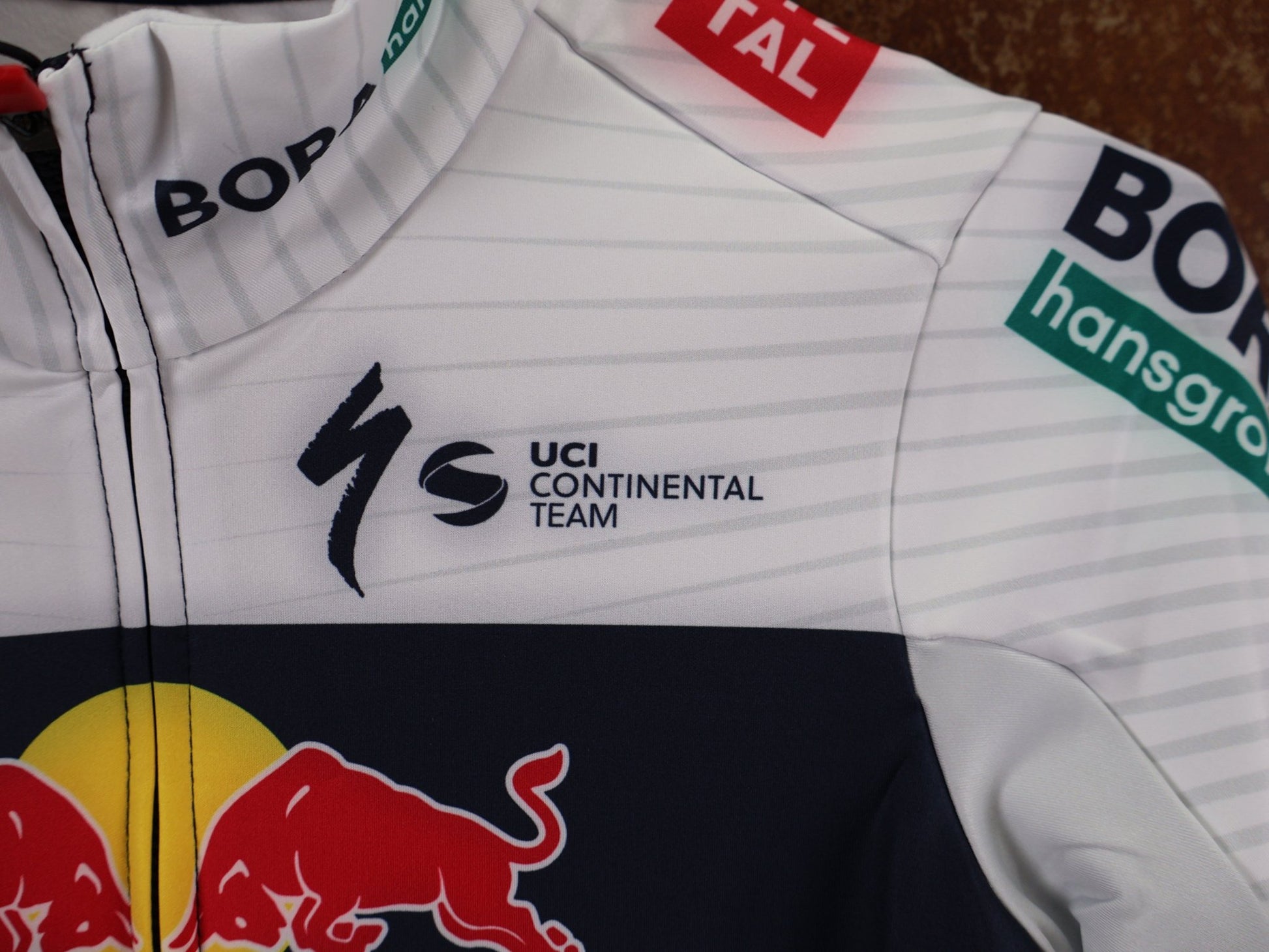 Langarm Trikot - BOH von Specialized, SPECIALIZED RED BULL - BORA HANSGROHE THERMAL JERSEY SS / KURZARM TRIKOT U23 vor USEDBIKES - OB.DE Hintergrund