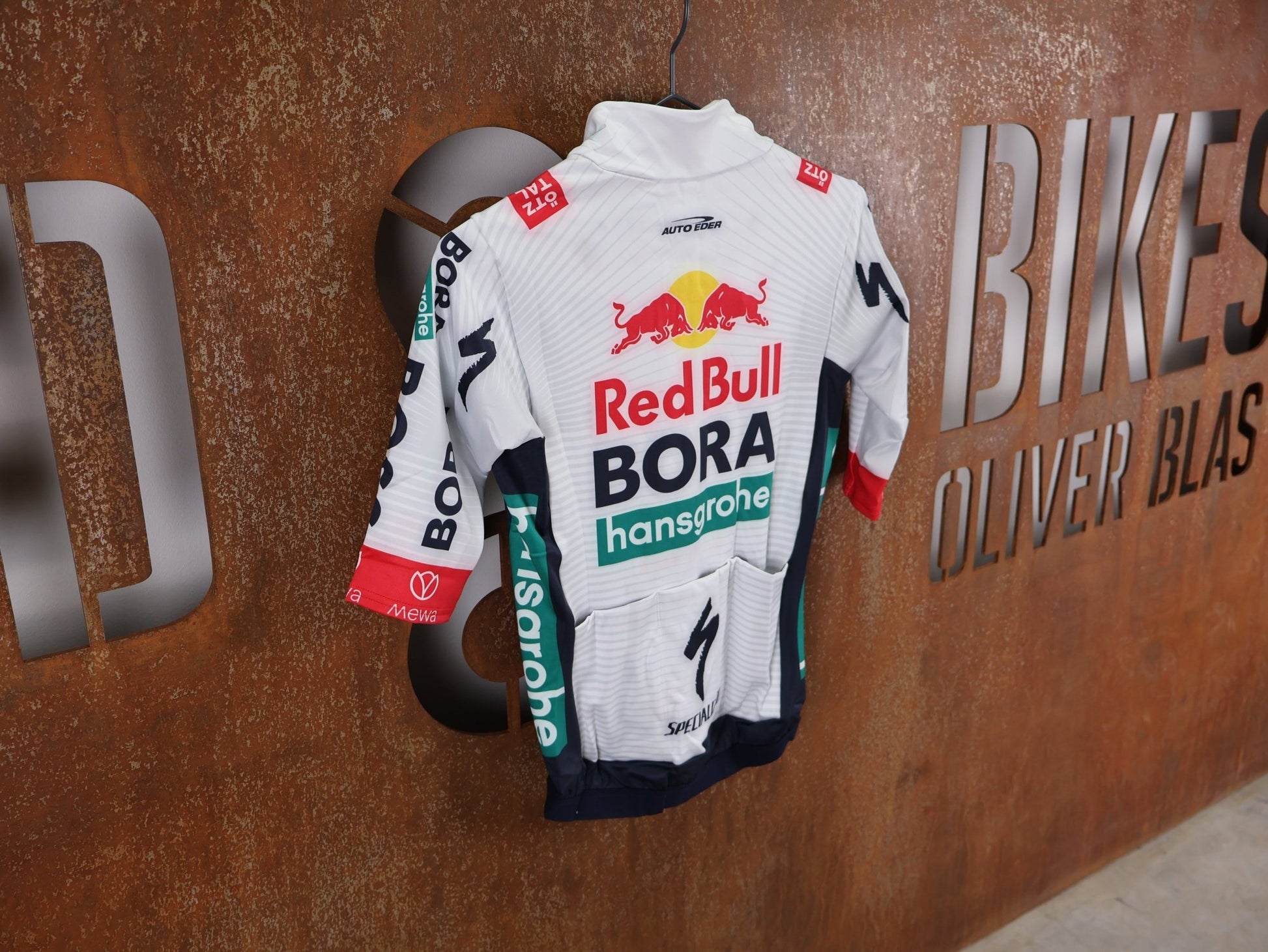 Langarm Trikot - BOH von Specialized, SPECIALIZED RED BULL - BORA HANSGROHE THERMAL JERSEY SS / KURZARM TRIKOT U23 vor USEDBIKES - OB.DE Hintergrund
