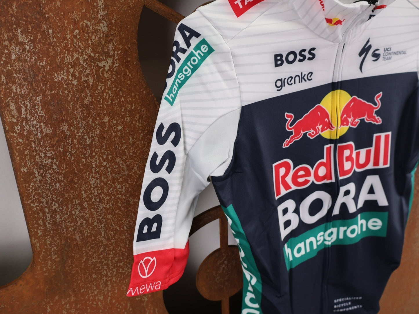 Langarm Trikot - BOH von Specialized, SPECIALIZED RED BULL - BORA HANSGROHE THERMAL JERSEY SS / KURZARM TRIKOT U23 vor USEDBIKES - OB.DE Hintergrund