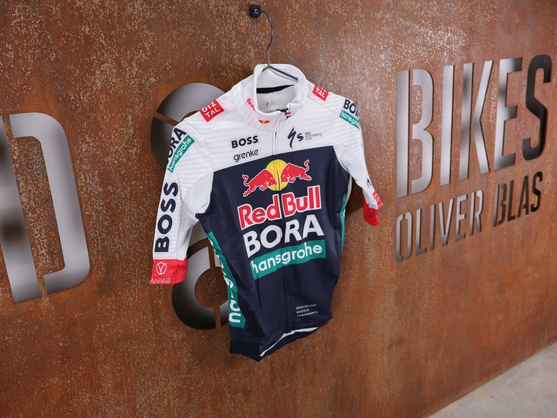 Langarm Trikot - BOH von Specialized, SPECIALIZED RED BULL - BORA HANSGROHE THERMAL JERSEY SS / KURZARM TRIKOT U23 vor USEDBIKES - OB.DE Hintergrund