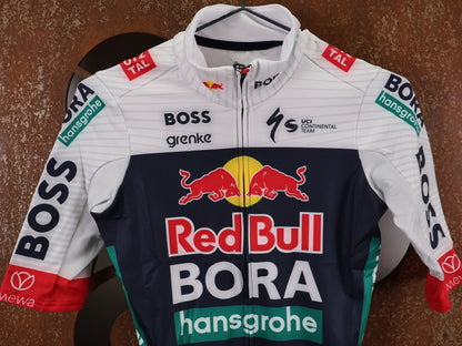Langarm Trikot - BOH von Specialized, SPECIALIZED RED BULL - BORA HANSGROHE THERMAL JERSEY SS / KURZARM TRIKOT U23 vor USEDBIKES - OB.DE Hintergrund
