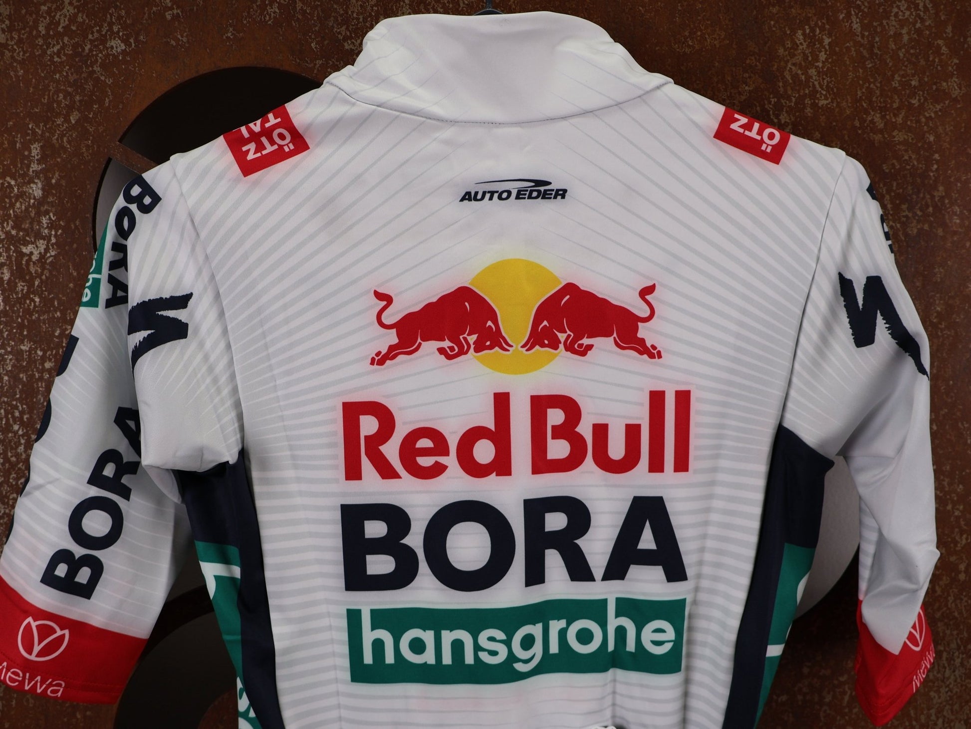 Langarm Trikot - BOH von Specialized, SPECIALIZED RED BULL - BORA HANSGROHE THERMAL JERSEY SS / KURZARM TRIKOT U23 vor USEDBIKES - OB.DE Hintergrund