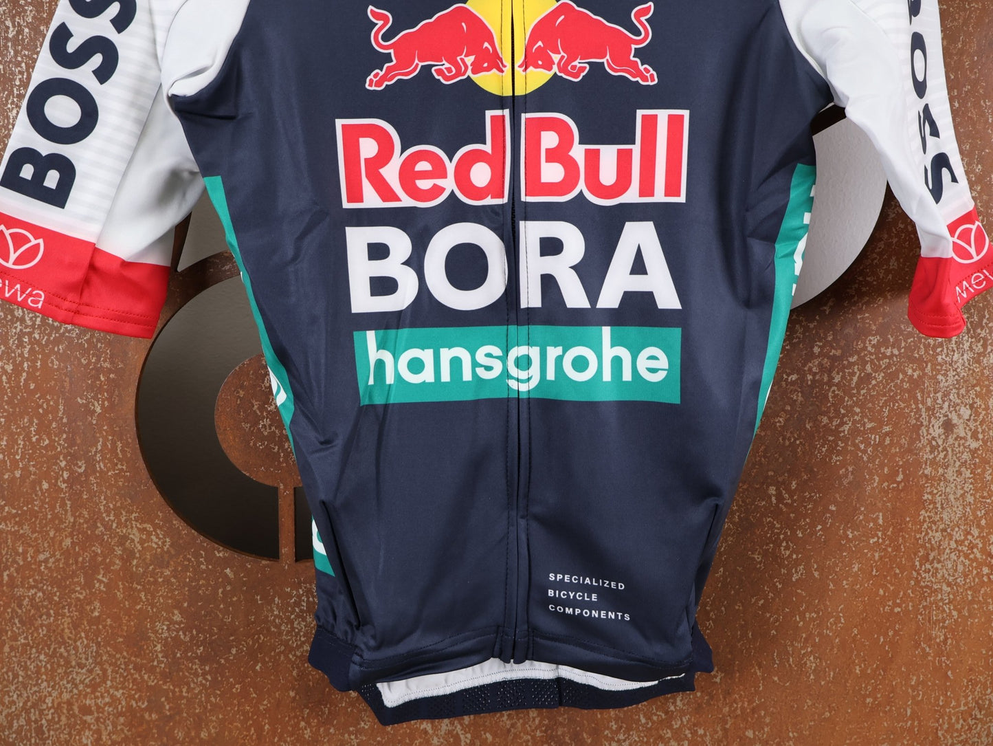 Langarm Trikot - BOH von Specialized, SPECIALIZED RED BULL - BORA HANSGROHE THERMAL JERSEY SS / KURZARM TRIKOT U23 vor USEDBIKES - OB.DE Hintergrund